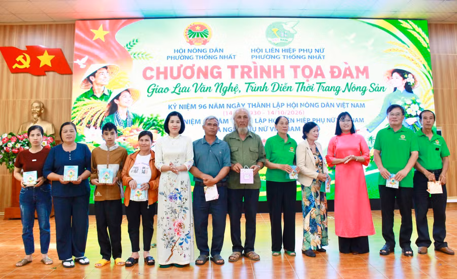 hoi-nong-dan-phuong-trao-11-suat-qua-cho-hoi-vien-co-hoan-canh-kho-khan.jpg