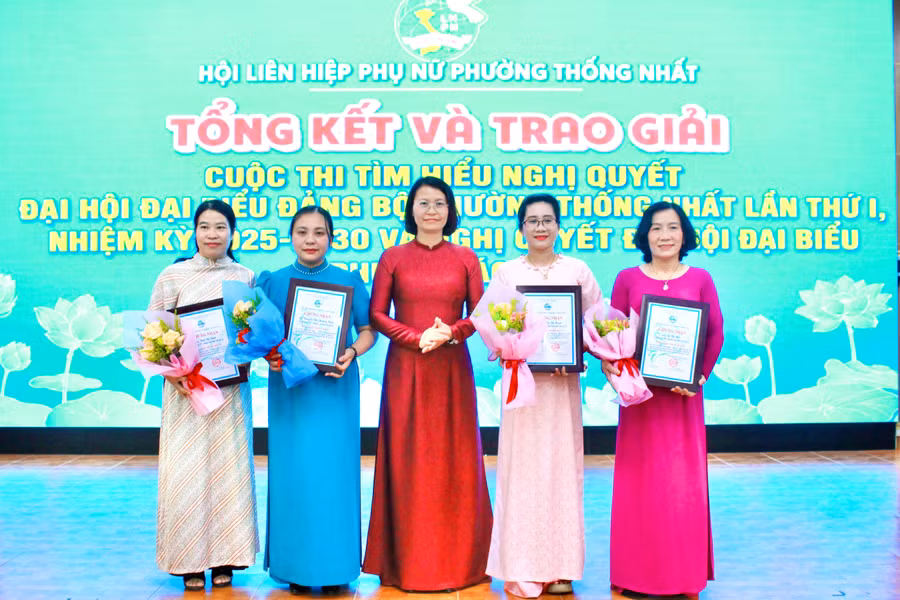 trao-giai-nhat-cho-4-ca-nhan-dat-thanh-tich-xuat-sac-trong-cuoc-thi-truc-tuyen-tim-hieu-nghi-quyet.jpg