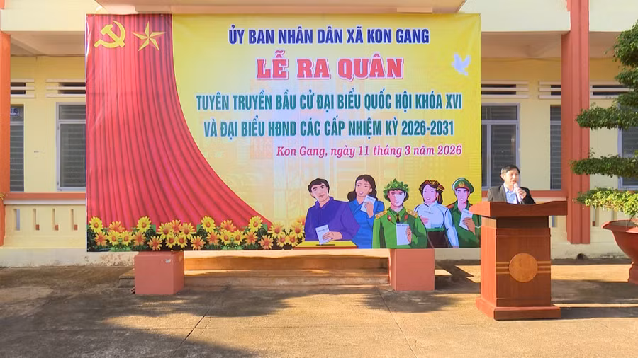 ong-pham-van-hao-pho-chu-tich-ubnd-xa-kon-gang-phat-dong-ra-quan-tuyen-truyen-cuoc-bau-cu.jpg