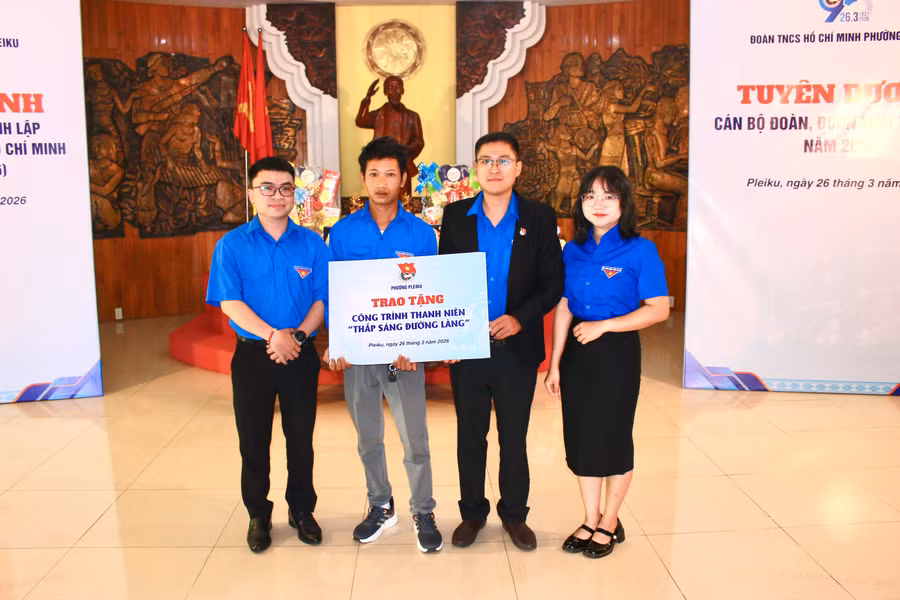 trao-bang-tuong-trung-cong-trinh-thanh-nien-thap-sang-duong-lang-tai-lang-op.jpg