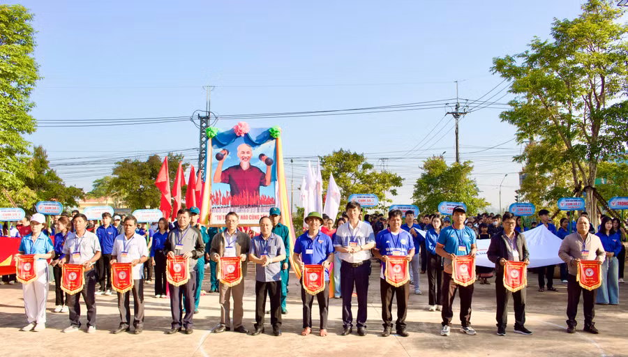 lanh-dao-phuong-an-phu-trao-co-luu-niem-cho-cac-doan-van-dong-vien-tham-gia-dai-hoi-tdtt-phuong-an-phu-lan-thu-i.jpg