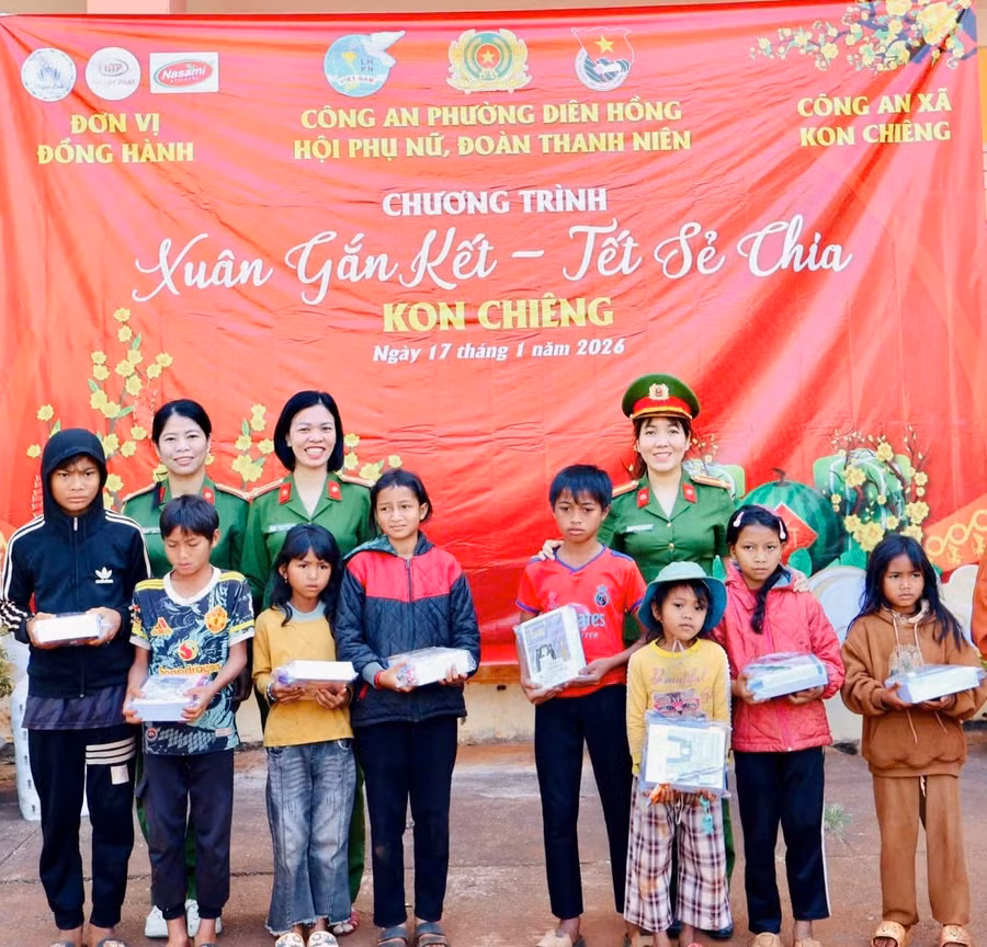 trao-cac-phan-qua-den-cac-em-hoc-sinh-co-hoan-canh-kho-khan-tai-xa-kon-chieng.jpg