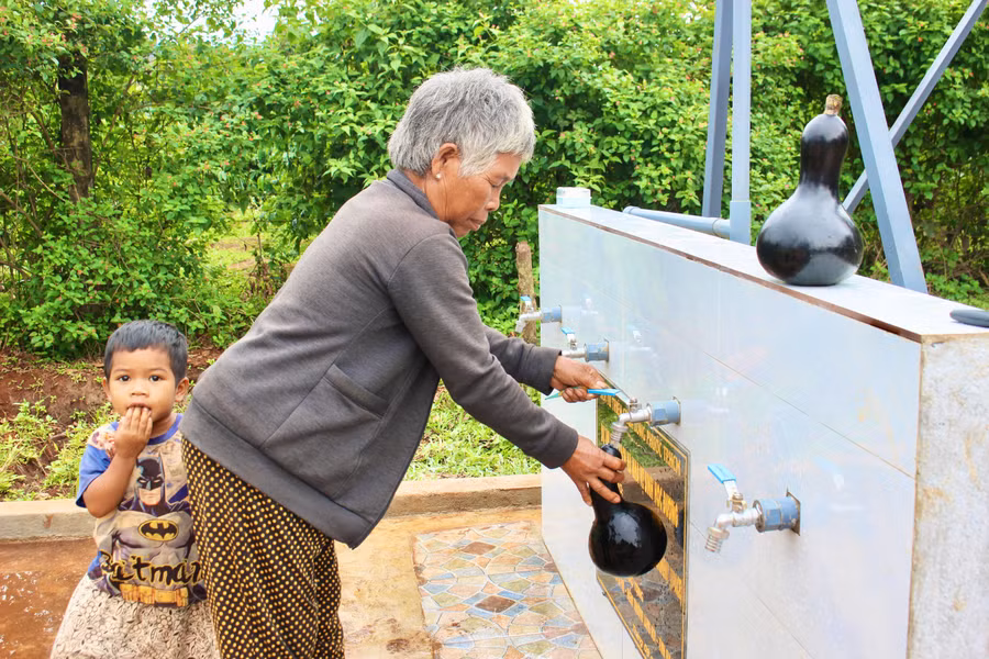 nguoi-dan-lang-or-lay-nuoc-tu-cong-trinh-gieng-khoan-tai-diem-truong-gop-phan-giam-kho-khan-ve-nuoc-sinh-hoat-trong-mua-kho.jpg