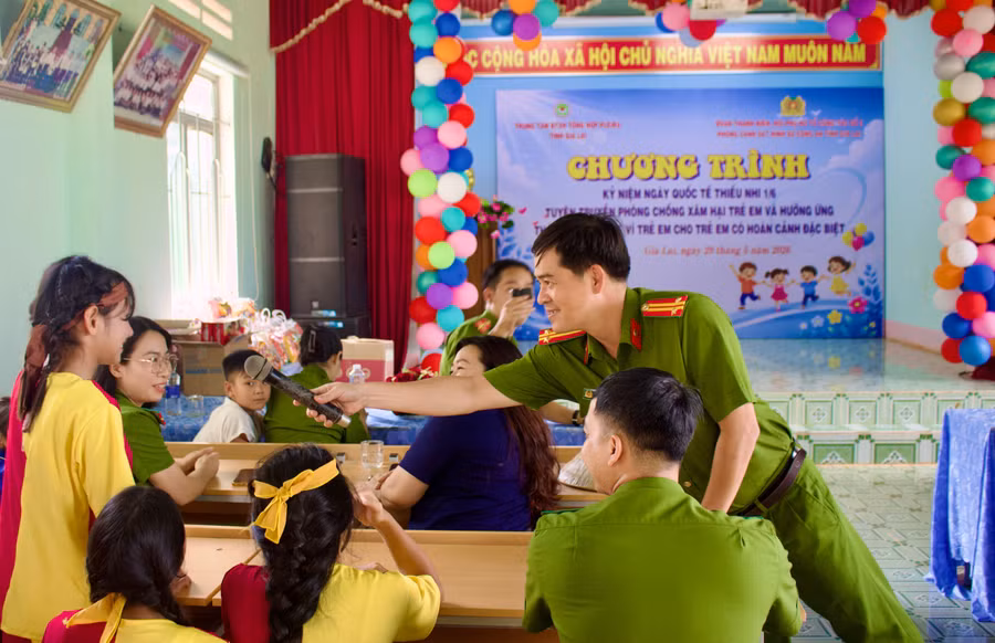 bao-cao-vien-giao-luu-tuyen-truyen-ky-nang-phong-chong-xam-hai-tre-em-cho-cac-em-nho-7052.jpg