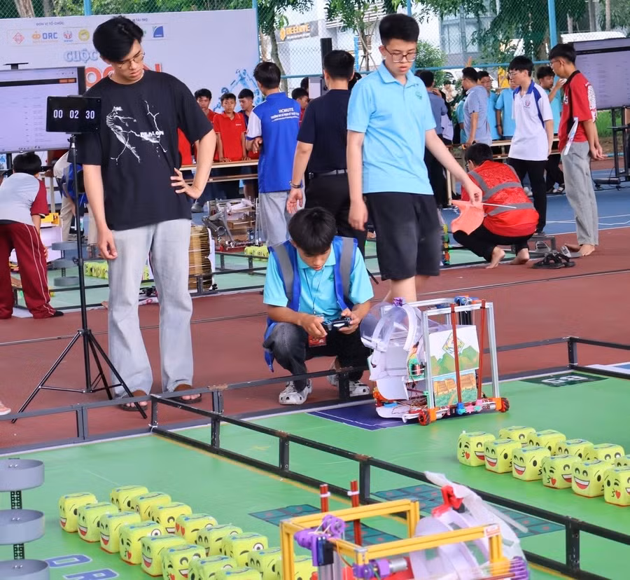 doi-tuyen-robocon-truong-thcs-trung-vuong-tham-gia-cuoc-thi-robocon-orc-quoc-gia-2026.jpg