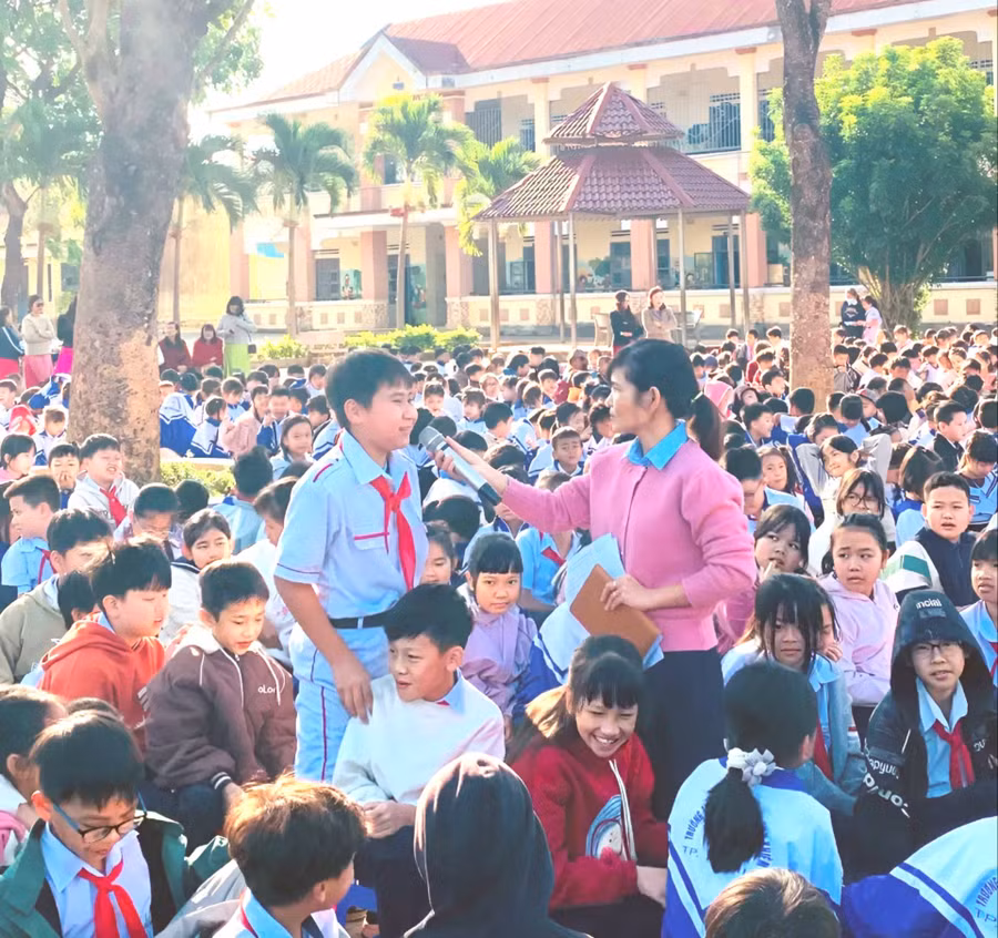 hoc-sinh-tham-gia-tra-loi-cau-hoi-ve-ky-nang-phong-chong-tai-nan-thuong-tich-xam-hai-va-duoi-nuoc-tai-buoi-tuyen-truyen-5018.jpg