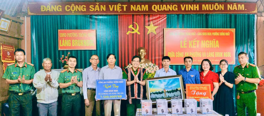 cong-an-phuong-thong-nhat-trao-tang-5-camera-an-ninh-va-doan-thanh-nien-cong-an-phuong-tang-cong-trinh-thanh-nien-cho-lang-bruk-ngol.jpg