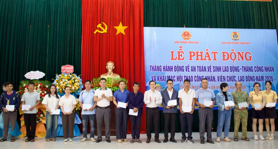 trao-qua-ho-tro-doan-vien-nguoi-lao-dong-co-hoan-canh-kho-khan.jpg