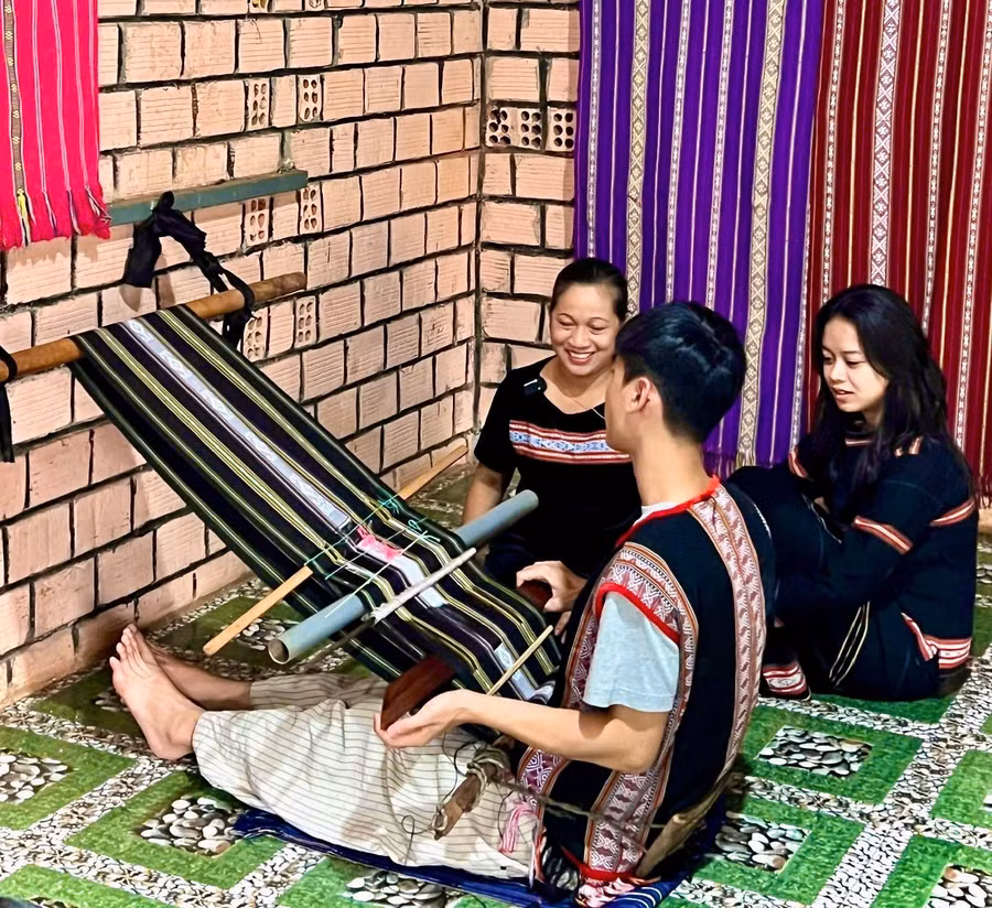 ban-tre-trai-nghiem-det-tho-camjpg.jpg