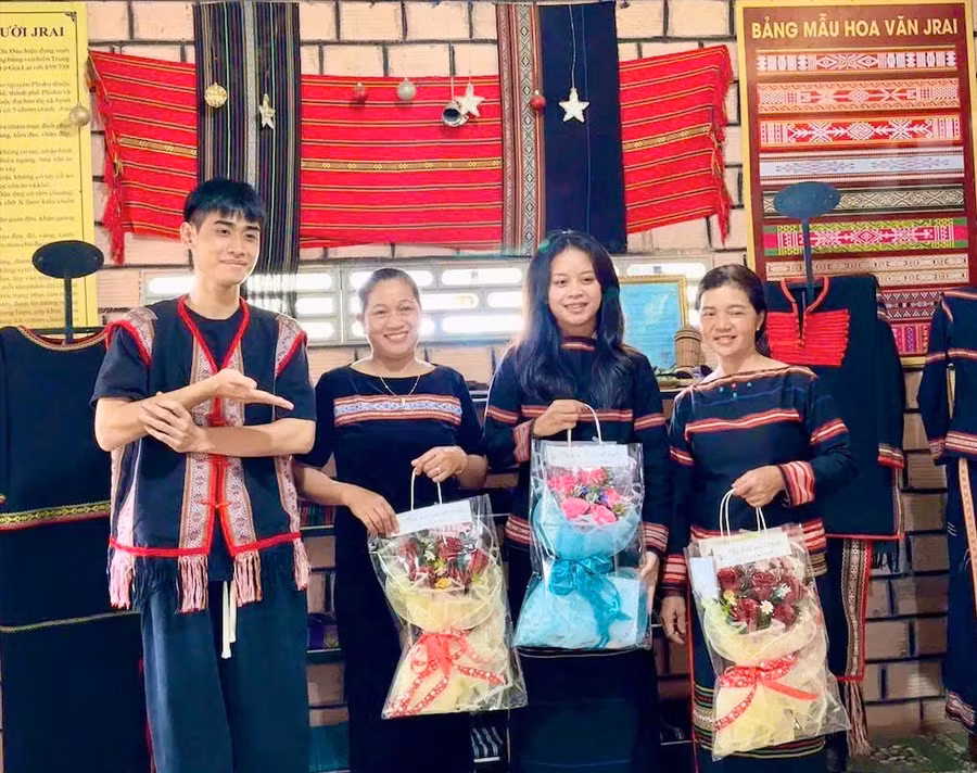ban-trtang-qua-cho-cac-nghe-nhanjpg.jpg