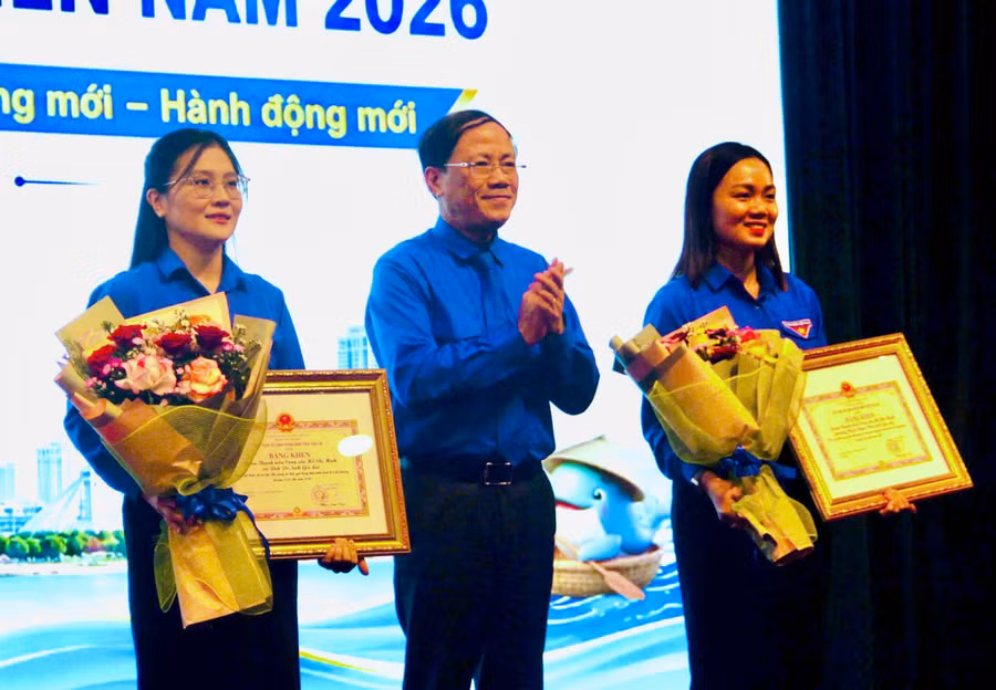 doan-tncs-ho-chi-minh-xa-dak-po-duoc-chu-tich-ubnd-tinh-gia-lai-tang-bang-khen-vi-co-mo-hinh-du-an-mang-lai-hieu-qua-trong-phat-trien-kinh-te.jpg