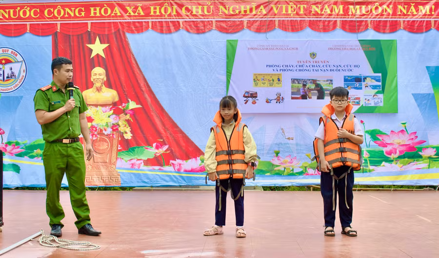 hoc-sinh-duoc-huong-dan-ky-nang-su-dung-ao-phao-phong-chong-duoi-nuoc.jpg