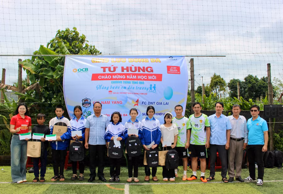 giao-luu-bong-da-tu-hung-trao-qua-cho-hoc-sinh-kho-khan-tai-xa-kon-gang.jpg