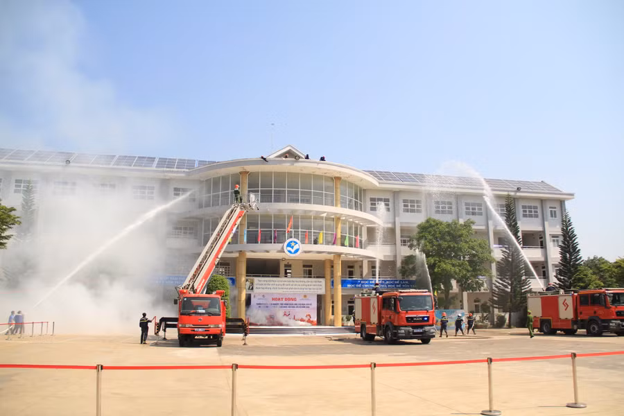 quang-canh-buoi-thuc-tap-phuong-an-chua-chay-cuu-nan-cuu-ho-tai-truong-lien-cap-sao-viet.jpg