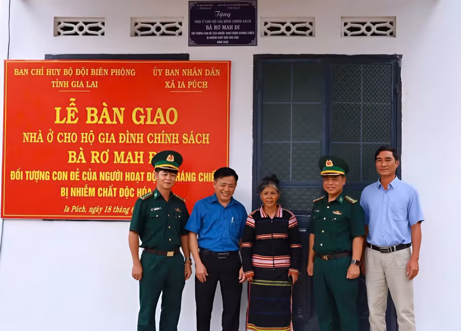 lanh-dao-ban-chi-huy-bo-doi-bien-phong-tinh-gia-lai-va-ubnd-xa-ia-puch-trao-chia-khoa-ban-giao-nha-o-cho-gia-dinh-ba-ro-mah-di-lang-goong-xa-ia-puch-7126-8603.jpg