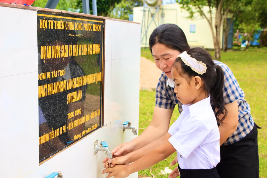 giao-vien-huong-dan-hoc-sinh-rua-tay-tai-cong-trinh-nuoc-sach-o-diem-truong-lang-roih.jpg