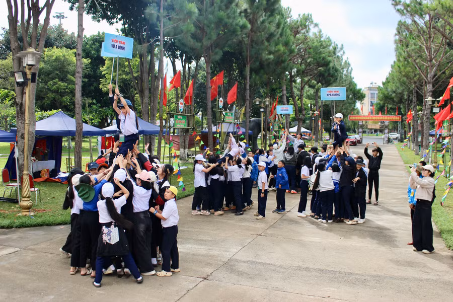 cac-trai-sinh-hao-hung-tham-gia-tro-choi-tap-the.jpg