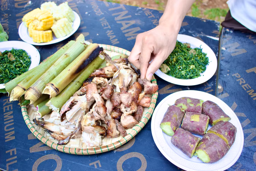 am-thuc-truyen-thong-trong-le-cung-nha-rong-moi-tai-lang-op.jpg