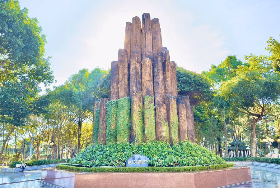 cum-thap-da-bazan-tuong-trung-cho-tinh-than-doan-ket-54-dan-toc-viet-nam-nam-trong-quan-the-khong-gian-xanh-cua-quang-truong-dai-doan-ket.jpg