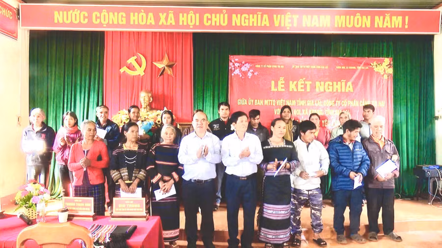 trao-qua-cho-cac-ho-co-hoan-canh-kho-khan-lang-kol.jpg