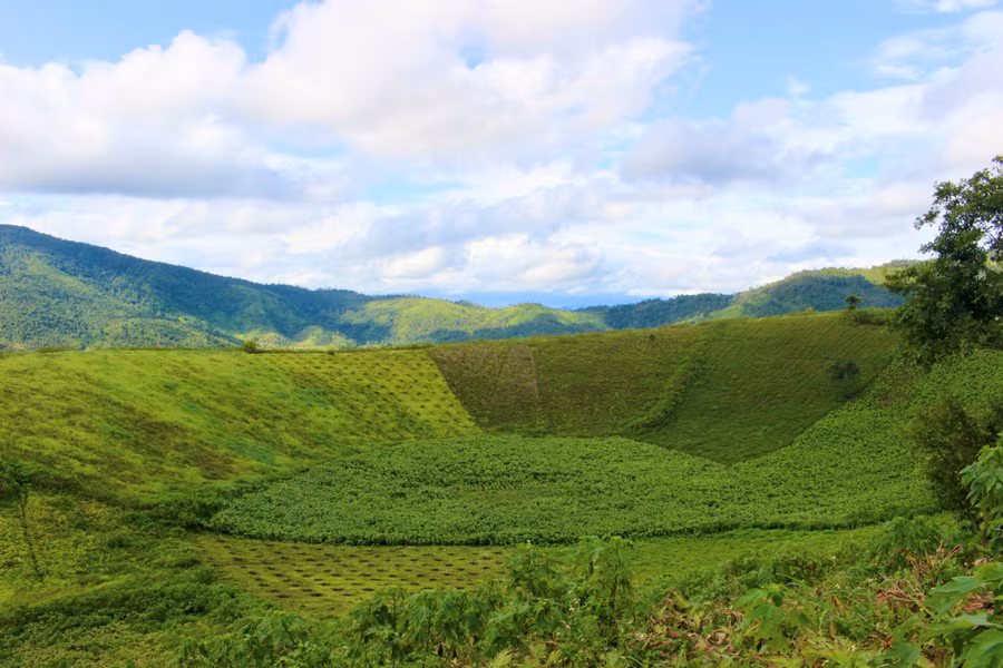 mieng-nui-lua-chu-dang-ya-hien-len-nhu-mot-long-chao-rong-giua-nhung-trien-nui-xanh.jpg