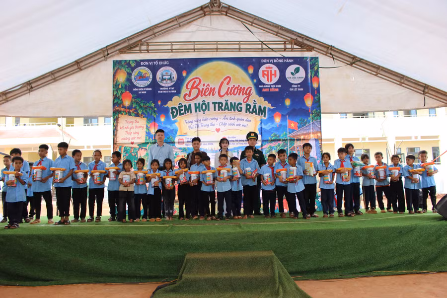 don-bien-phong-ia-nan-mang-trung-thu-den-hoc-sinh-vung-bien.jpg