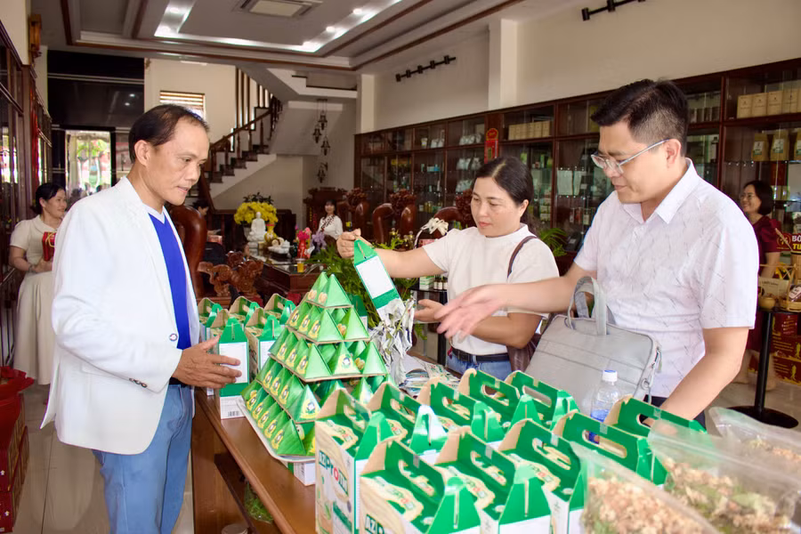 hoc-vien-tham-quan-tim-hieu-san-pham-ocop.jpg