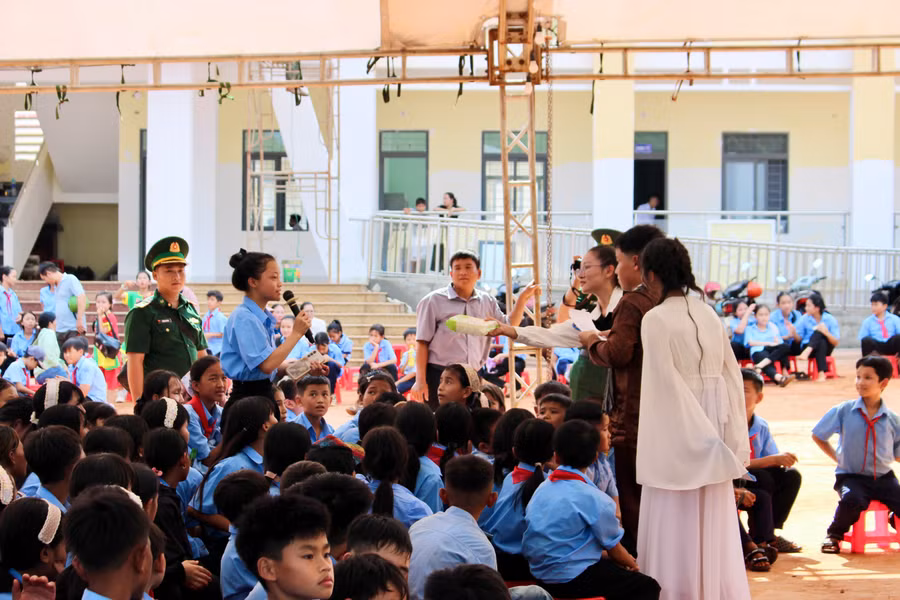 hoc-sinh-hao-hung-tham-gia-giao-luu-tra-loi-cac-cau-hoi.jpg