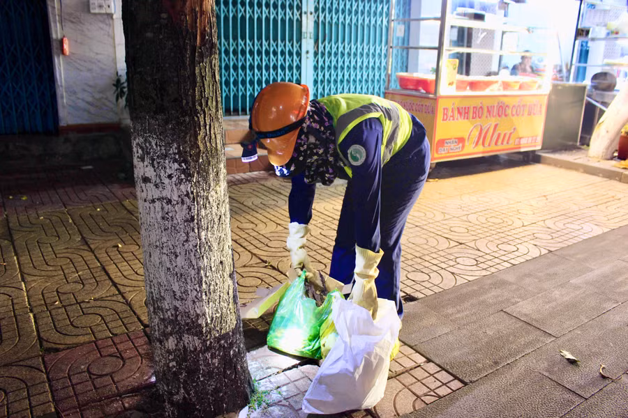 Chị Hồng cẩn thận thu gom rác trên tuyến đường Cách Mạng Tháng Tám (phường Pleiku). Ảnh: Minh Chí