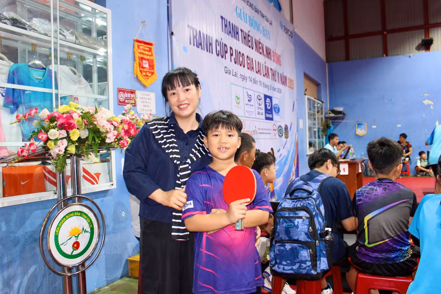chi-nguyen-thi-cam-uyen-cung-con-trai-nguyen-duc-nam-tai-giai-dau-theo-chi-uyen-bong-ban-giup-nam-ren-suc-khoe-su-tap-trung-va-phan-xa-nhanh.jpg