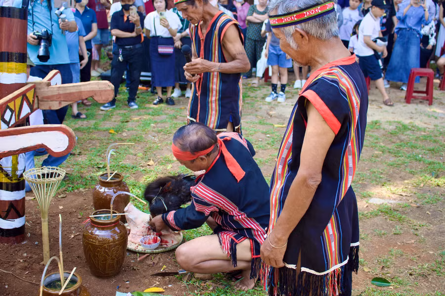 gia-lang-cung-cac-bac-cao-nien-thuc-hien-nghi-thuc-cung-mung-nha-rong-moi-ben-cay-neu-va-che-ruou-can.jpg