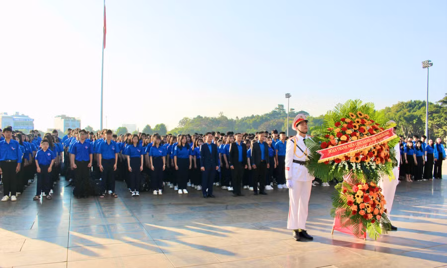 doan-vien-thanh-nien-phuong-pleiku-dang-hoa-tuong-niem-tai-quang-truong-dai-doan-ket-4177.jpg