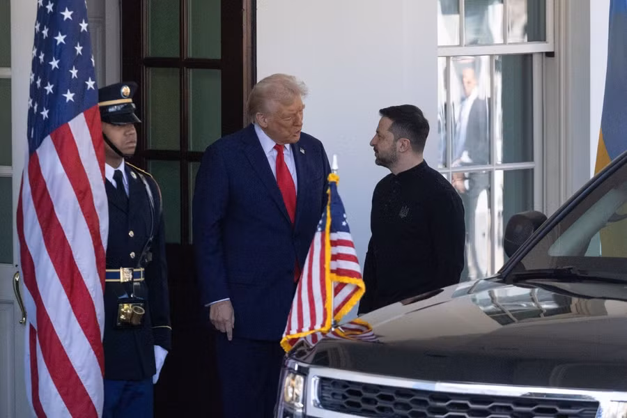 Tổng thống Mỹ Donald Trump (ở giữa) và người đồng cấp Ukraine Volodymyr Zelensky tại cuộc gặp ở Washington, D.C., ngày 28/2/2025. Ảnh: THX/TTXVN
