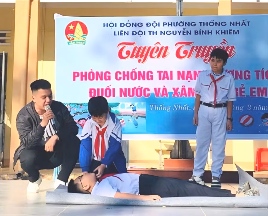 thay-tao-quoc-huy-giao-vien-giao-duc-the-chat-huan-luyen-vien-boi-loi-truong-tieu-hoc-nguyen-binh-khiem-huong-dan-hoc-sinh-ky-nang-so-cuu-nan-nhan-bi-duoi-nuoc-8834-6786.jpg