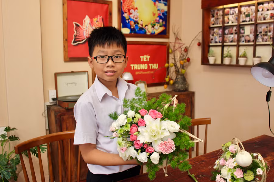 em-pham-thanh-nhan-hoc-sinh-truong-tieu-hoc-tran-quoc-toan-phuong-dien-hong-tu-tay-cam-hoa-lam-long-den-trung-thu-tai-n3-flower-cafe.jpg