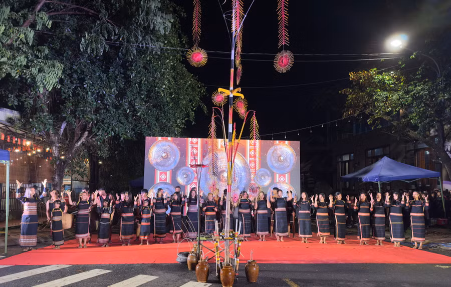 nhung-thanh-am-hung-trang-cua-dai-ngan-qua-tiet-muc-cong-chieng-chao-don-khach-do-cac-nghe-nhan-lang-van-hoa-du-lich-cong-dong-plei-op-phuong-pleiku-bieu-dien.jpg