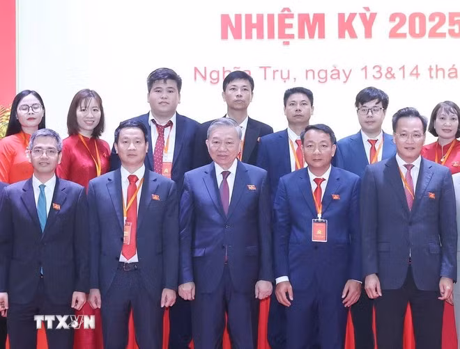 Tổng Bí thư Tô Lâm và đại biểu với Ban Chấp hành Đảng bộ xã Nghĩa Trụ nhiệm kỳ 2025-2030. (Ảnh: Thống Nhất/TTXVN)
