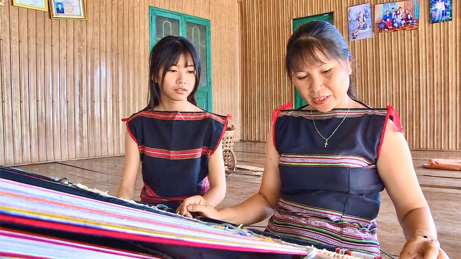 em-ro-cham-khuynh-hoc-det-tho-cam-mong-muon-tu-tay-det-nen-nhung-bo-trang-phuc-dep-gop-phan-gin-giu-ban-sac-van-hoa-jrai-2650.jpg