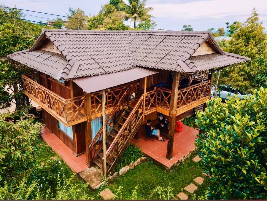 nhung-can-nha-go-tai-po-lang-farmstay-duoc-phuc-dung-bao-quanh-boi-khong-gian-cay-xanh.jpg