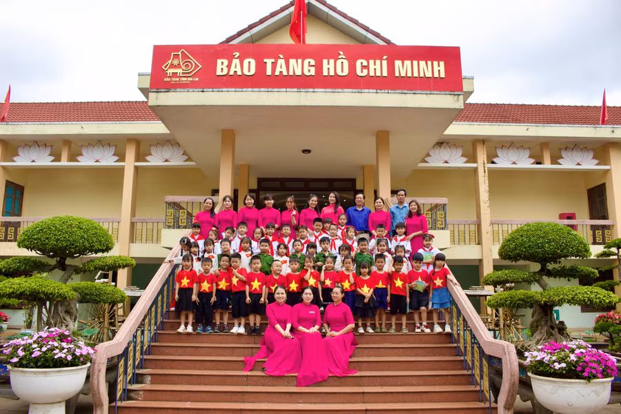 co-va-tro-truong-mam-non-hoa-hong-chup-anh-luu-niem-tai-bao-tang-ho-chi-minh.jpg