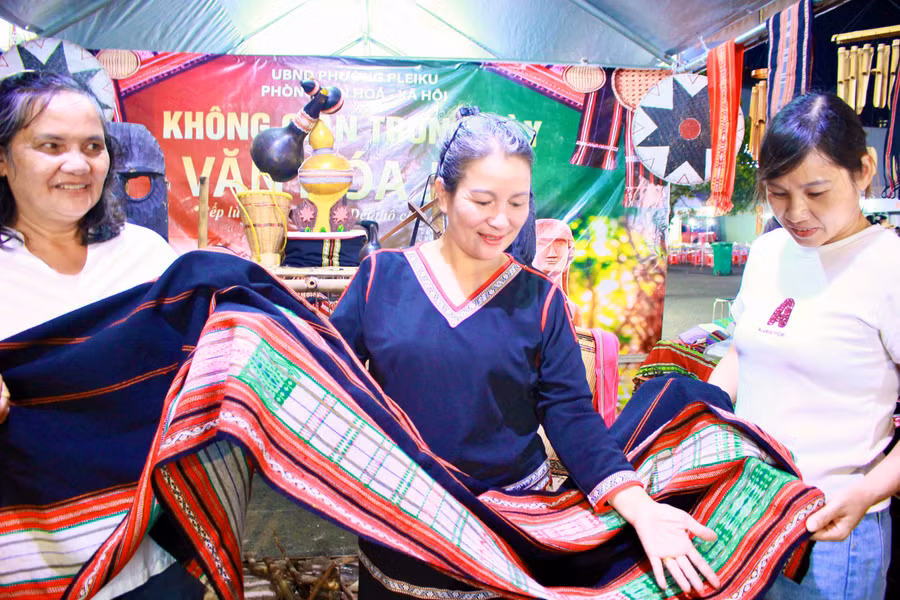 chi-y-phuong-truong-phong-trung-bay-va-truyen-thong-bao-tang-pleiku-o-giua-gioi-thieu-san-pham-det-tho-cam-tai-khong-gian-van-hoa-jrai.jpg