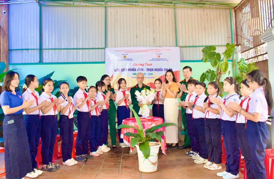 tang-hoa-tri-an-dai-ta-nguyen-huu-khue-tai-chuong-trinh-mam-com-nghia-tinh-tron-long-tri-an-9243.jpg