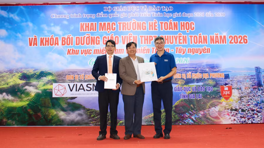 ban-to-chuc-trao-qua-luu-niem-cho-cac-don-vi-phoi-hop.jpg