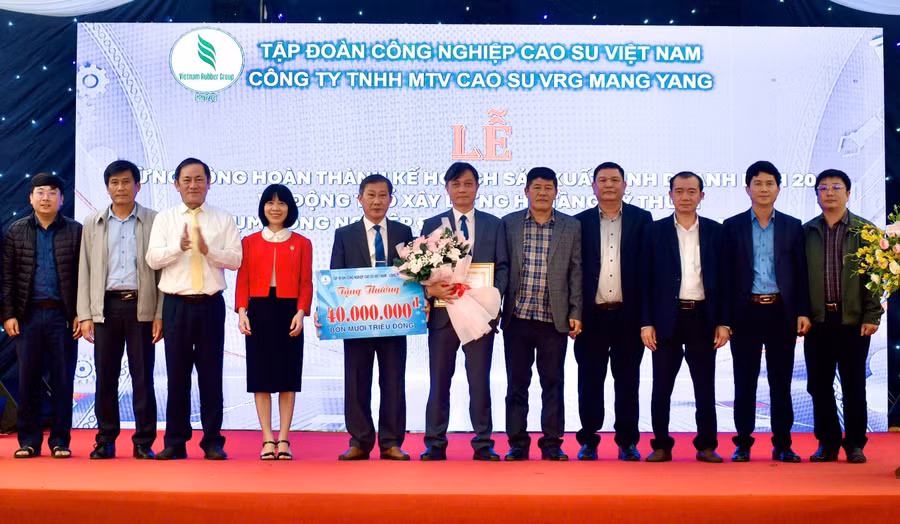 dai-dien-lanh-dao-tap-doan-cong-nghiep-cao-su-viet-nam-trao-thuong-cho-dai-dien-lanh-dao-cong-ty.jpg