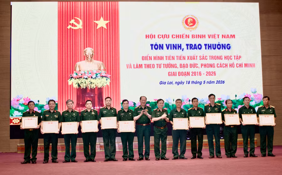 thuong-tuong-be-xuan-truong-va-lanh-dao-trung-uong-hoi-cuu-chien-binh-viet-nam-trao-bang-khen-cho-cac-tap-the.jpg