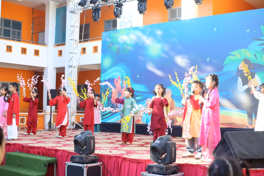 cac-tiet-muc-van-nghe-duoc-dau-tu-cong-phu-mang-den-bau-khong-khi-ron-rang-sac-xuan.jpg