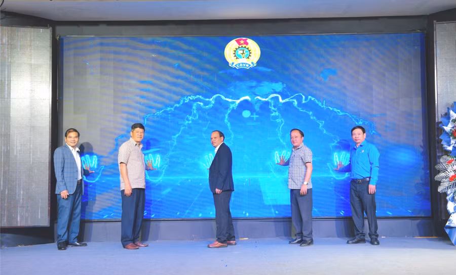 cac-dai-bieu-thuc-hien-nghi-thuc-ra-mat-mo-hinh-tu-van-phap-luat-va-tro-ly-ao-ai-cong-doan-truc-tuyen-2398.jpg