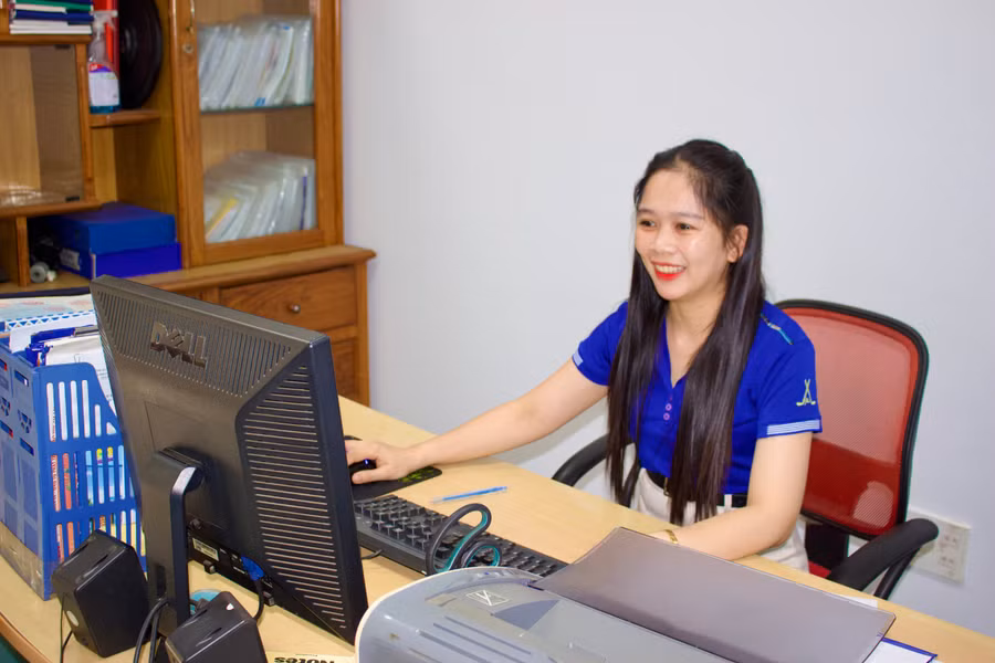 chi-huynh-thi-thanh-hoa-chu-tich-cong-doan-co-so-cong-ty-co-phan-in-dau-tu-phat-trien-giao-duc-gia-lai-trong-gio-lam-viec-tai-don-vi.jpg