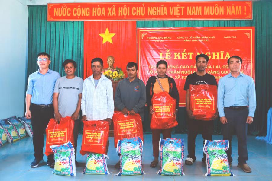 cac-don-vi-trao-tang-qua-cho-cac-ho-gia-dinh-kho-khan-tai-lang-tar-2960.jpg