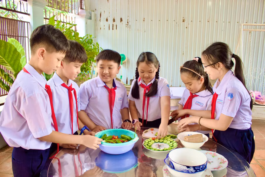 doi-vien-cung-nhau-di-cho-nhat-rau-so-che-thuc-pham-nau-nhung-mon-an-chuan-bi-cho-bua-com-tri-an.jpg
